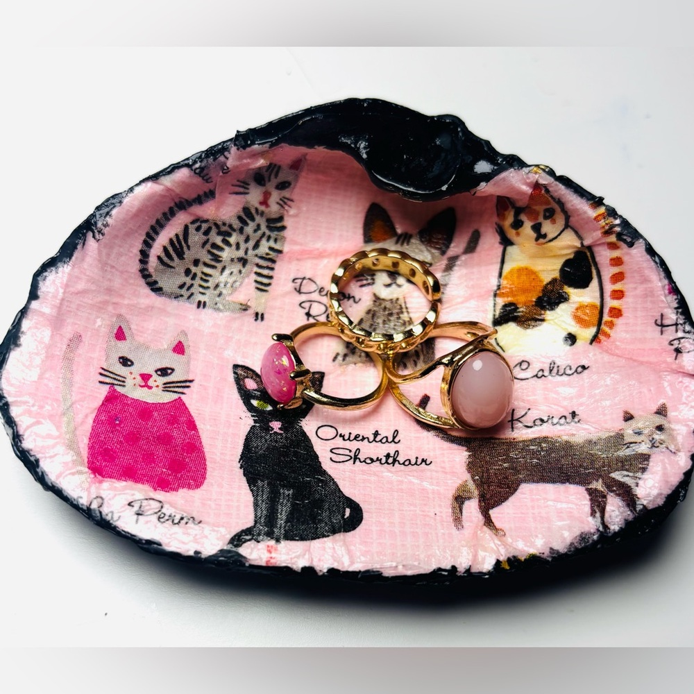 Handmade clam shell trinket dish with cat breed decoupage design. - Picture 2 of 5